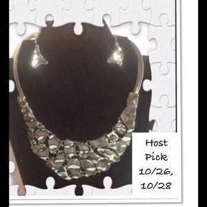 NWT Silvertone Statement Necklace Set